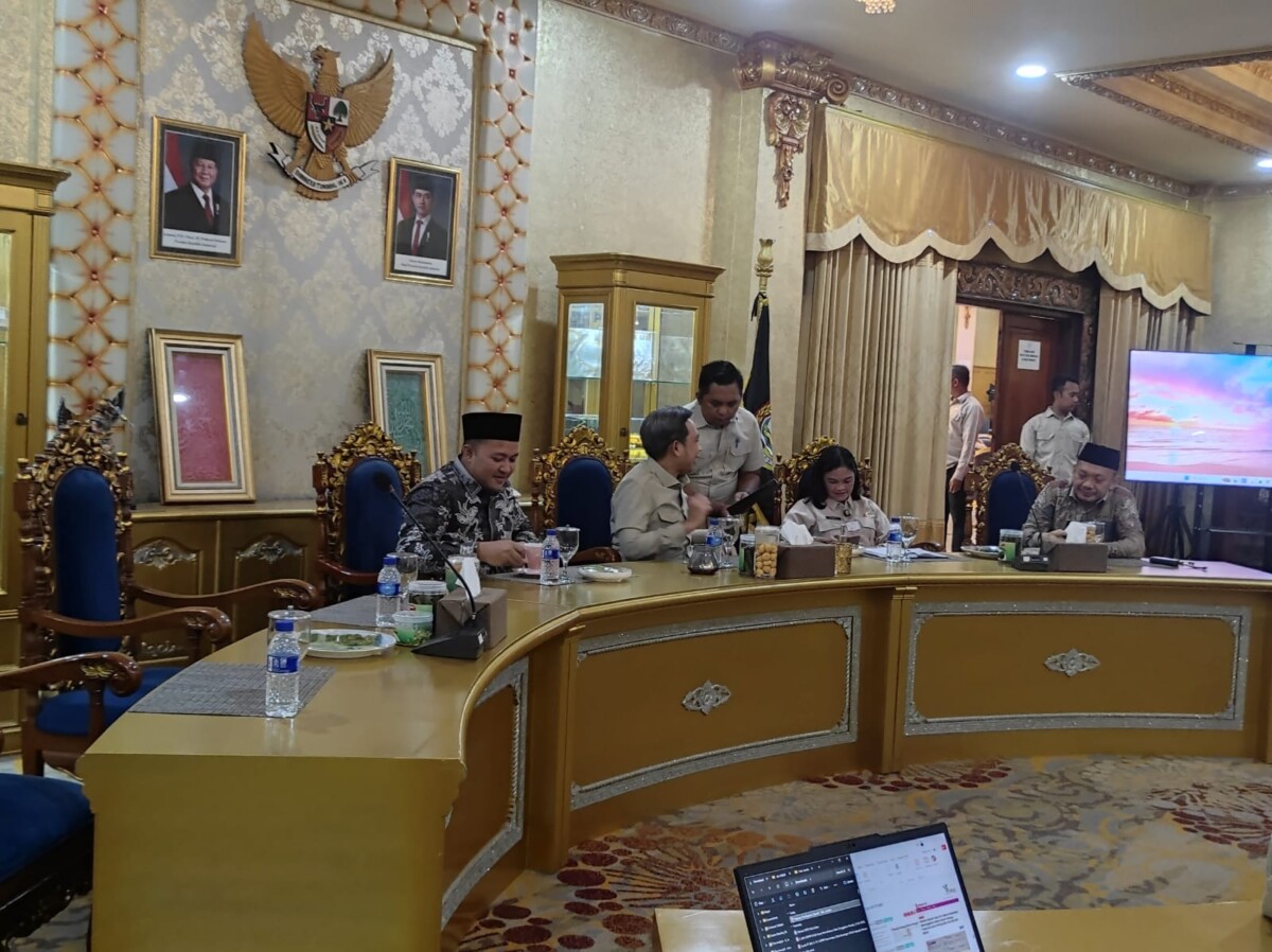 Bupati Fawait menerima tamu investor dari Kementrian Keuangan RI (foto: jurnalis.co.id/Sigit)