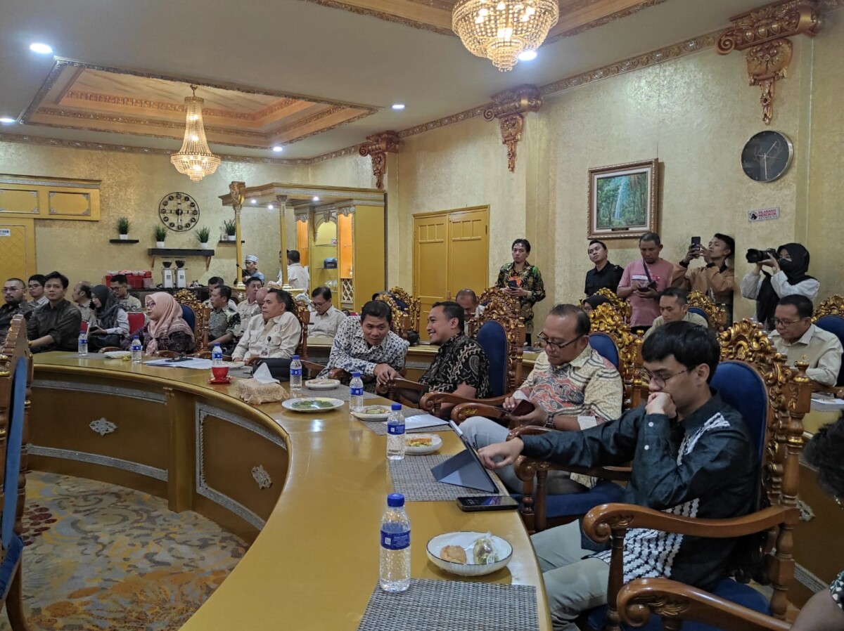 BUMN milik Kemenkeu RI diterima Bupati Fawait sekaligus memaparkan produk pendanaan untuk pembangunan di Kabupaten Jember (foto: jurnalis co.id/Sigit)