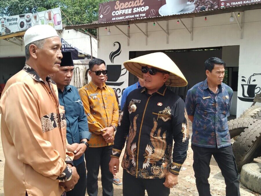 Sujiwo saat meninjau kawasan simpang Desa Durian, Kamis (12/2/2026).
