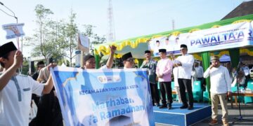 Ribuan peserta Pawai Taaruf tumpah ruah di Jalan Rahadi Usman menyambut bulan suci Ramadan 1447 Hijriyah.