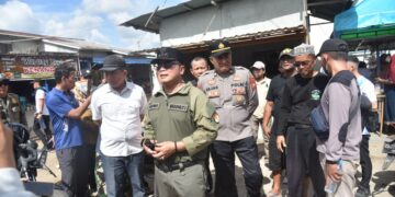Bupati Kubu Raya Sujiwo turun langsung meninjau kondisi Pasar Bahagia di Desa Kuala Dua, Kecamatan Sungai Raya, Sabtu (14/2/2026) pagi.