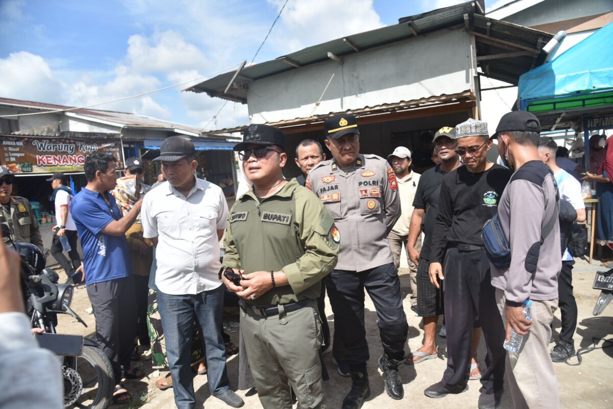 Bupati Kubu Raya Sujiwo turun langsung meninjau kondisi Pasar Bahagia di Desa Kuala Dua, Kecamatan Sungai Raya, Sabtu (14/2/2026) pagi.