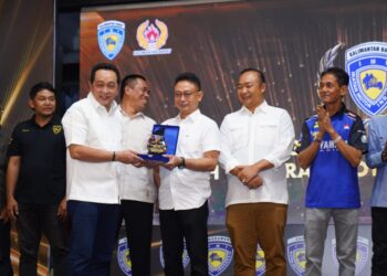 Wali Kota Pontianak Edi Rusdi Kamtono menerima anugerah dari IMI Kalbar sebagai Tokoh yang Berperan dalam Perkembangan Olahraga Otomotif Kalbar 2025.