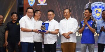 Wali Kota Pontianak Edi Rusdi Kamtono menerima anugerah dari IMI Kalbar sebagai Tokoh yang Berperan dalam Perkembangan Olahraga Otomotif Kalbar 2025.
