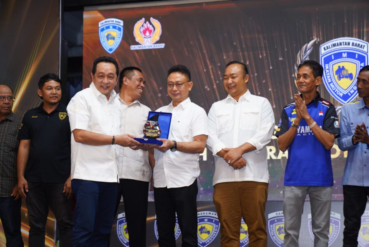 Wali Kota Pontianak Edi Rusdi Kamtono menerima anugerah dari IMI Kalbar sebagai Tokoh yang Berperan dalam Perkembangan Olahraga Otomotif Kalbar 2025.