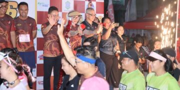 Peserta Pontianak City Run 2026 tumpah ruah saat bendera star mulai dikibarkan.