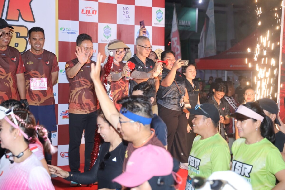 Peserta Pontianak City Run 2026 tumpah ruah saat bendera star mulai dikibarkan.