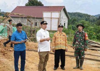 Bupati Ketapang Alexander Wilyo meninjau progres pembangunan gedung sekaligus gerai Koperasi Desa Merah Putih (KDMP) di Desa Semandang Kiri, Kecamatan Simpang Hulu, Kabupaten Ketapang, Jumat (13/2/2026).