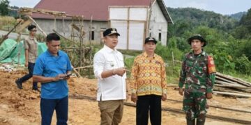 Bupati Ketapang Alexander Wilyo meninjau progres pembangunan gedung sekaligus gerai Koperasi Desa Merah Putih (KDMP) di Desa Semandang Kiri, Kecamatan Simpang Hulu, Kabupaten Ketapang, Jumat (13/2/2026).