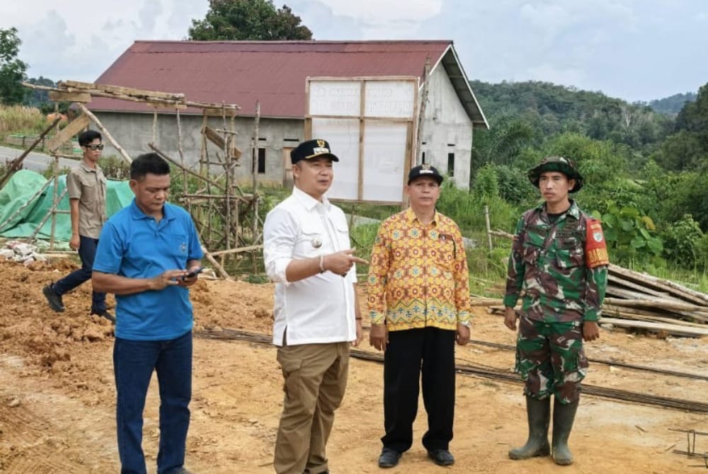 Bupati Ketapang Alexander Wilyo meninjau progres pembangunan gedung sekaligus gerai Koperasi Desa Merah Putih (KDMP) di Desa Semandang Kiri, Kecamatan Simpang Hulu, Kabupaten Ketapang, Jumat (13/2/2026).
