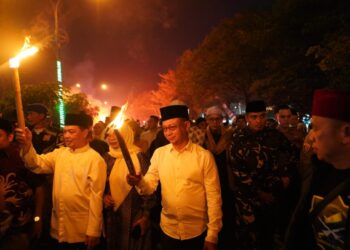 Wali Kota Pontianak Edi Rusdi Kamtono berbaur bersama peserta Pawai Obor di Jalan Ahmad Yani.