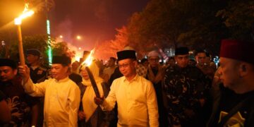 Wali Kota Pontianak Edi Rusdi Kamtono berbaur bersama peserta Pawai Obor di Jalan Ahmad Yani.
