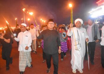 Pemerintah Kabupaten Kubu Raya menggelar pawai obor, Senin (16/2/2026) malam.