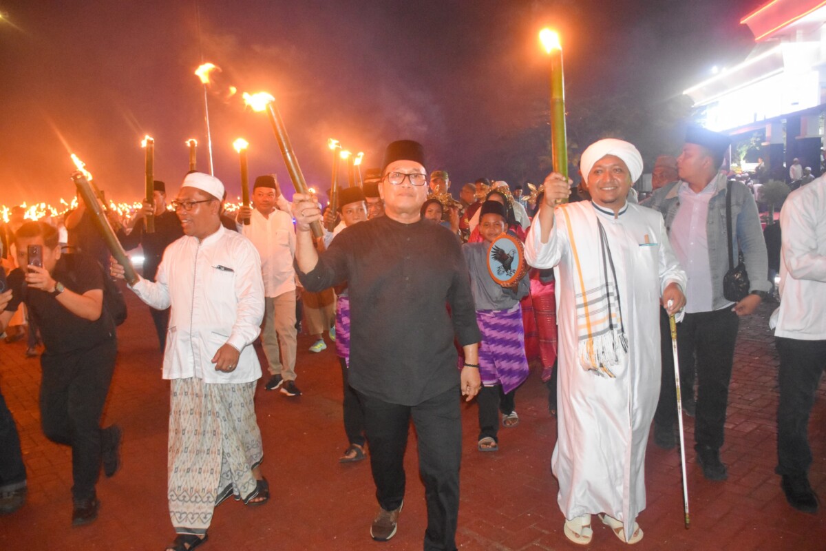 Pemerintah Kabupaten Kubu Raya menggelar pawai obor, Senin (16/2/2026) malam.