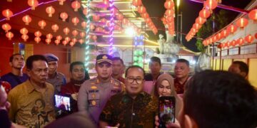 Sujiwo saat menghadiri perayaan Tahun Baru Imlek 2577 Kongzili di halaman Vihara Tri Dharma Hiang Thian Siang Tie, Kecamatan Sungai Kakap, Senin (16/2/2026) malam.