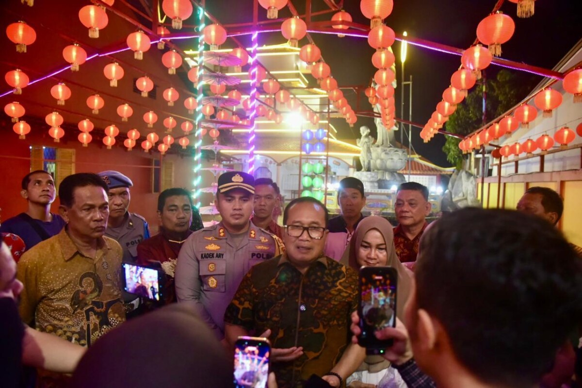 Sujiwo saat menghadiri perayaan Tahun Baru Imlek 2577 Kongzili di halaman Vihara Tri Dharma Hiang Thian Siang Tie, Kecamatan Sungai Kakap, Senin (16/2/2026) malam.

