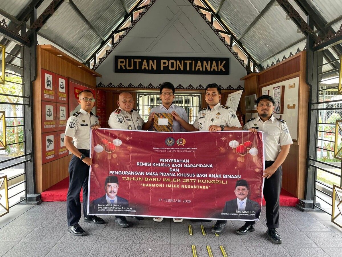 Kanwil Ditjenpas Kalbar memberikan Remisi Khusus (RK) dan Pengurangan Masa Pidana Khusus kepada warga binaan pemasyarakatan dalam rangka Hari Raya Imlek 2577 Kongzili, Selasa (17/2/2026).