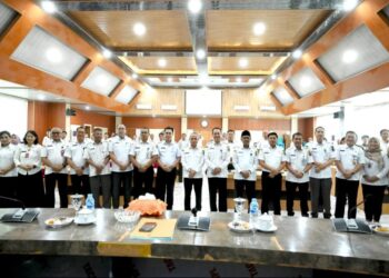 Sekda Ketapang bersama perangkat daerah poto bersama usai sosialisasi E-Hibah. Foto: Prokopim.