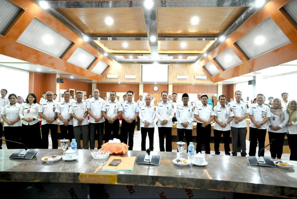 Sekda Ketapang bersama perangkat daerah poto bersama usai sosialisasi E-Hibah. Foto: Prokopim.