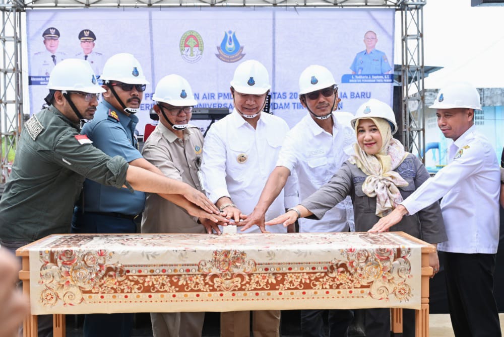 Bupati Ketapang, Alexander Wilyo menekan sirine tanda diresmikannya Instalasi IPA PDM-1 Mulia Baru. Foto: Prokopim.