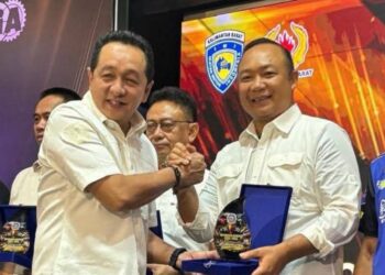 Bupati Ketapang, Alexander Wilyo ketika menerima penghargaan dari IMI Kalbar. Foto: Istimewa.