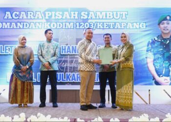 Bupati Ketapang, Alexander Wilyo memberikan cinderamata kepada Dandim 1203 yang lama. Foto: Prokopim.