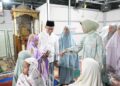 Anak-anak bersalaman dengan Wali Kota Pontianak Edi Rusdi Kamtono usai melaksanakan Salat Tarawih berjemaah.