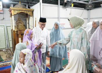 Anak-anak bersalaman dengan Wali Kota Pontianak Edi Rusdi Kamtono usai melaksanakan Salat Tarawih berjemaah.