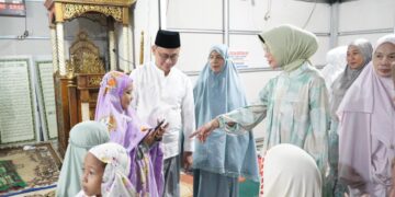 Anak-anak bersalaman dengan Wali Kota Pontianak Edi Rusdi Kamtono usai melaksanakan Salat Tarawih berjemaah.