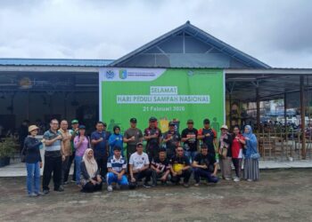 Sekretaris Daerah Kabupaten Sintang, Kartiyus, melepas puluhan peserta aksi pungut sampah di sepanjang Jalan Lintas Melawi, Sabtu (21/2/2026)