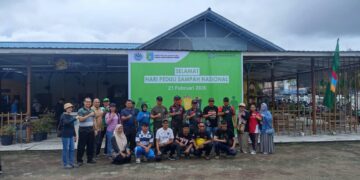 Sekretaris Daerah Kabupaten Sintang, Kartiyus, melepas puluhan peserta aksi pungut sampah di sepanjang Jalan Lintas Melawi, Sabtu (21/2/2026)