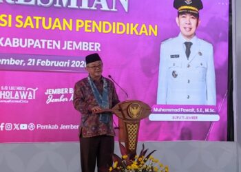 Mendikdasmen RI, Prof.Abdul Mu'ti, M.Ed, saat meresmikan revitalisasi di SMPN Balung 1 (foto: Jurnalis.co.id/Sigit)