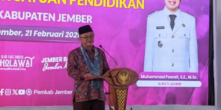 Mendikdasmen RI, Prof.Abdul Mu'ti, M.Ed, saat meresmikan revitalisasi di SMPN Balung 1 (foto: Jurnalis.co.id/Sigit)