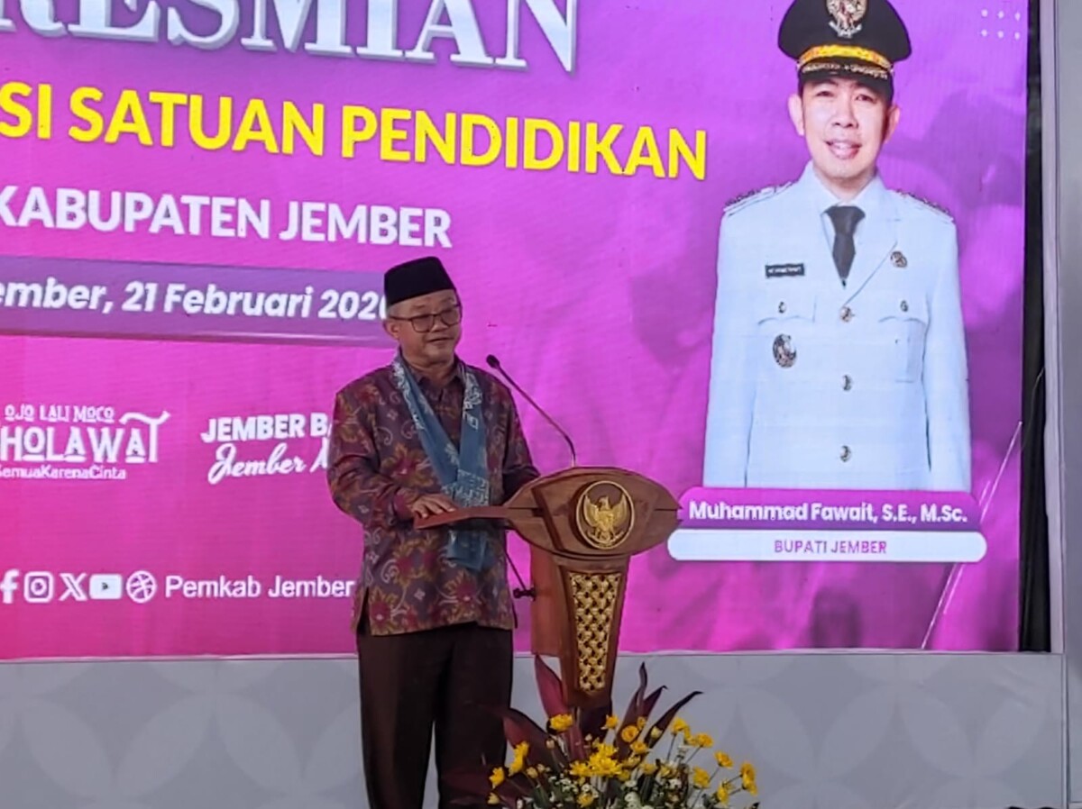 Mendikdasmen RI, Prof.Abdul Mu'ti, M.Ed, saat meresmikan revitalisasi di SMPN Balung 1 (foto: Jurnalis.co.id/Sigit)