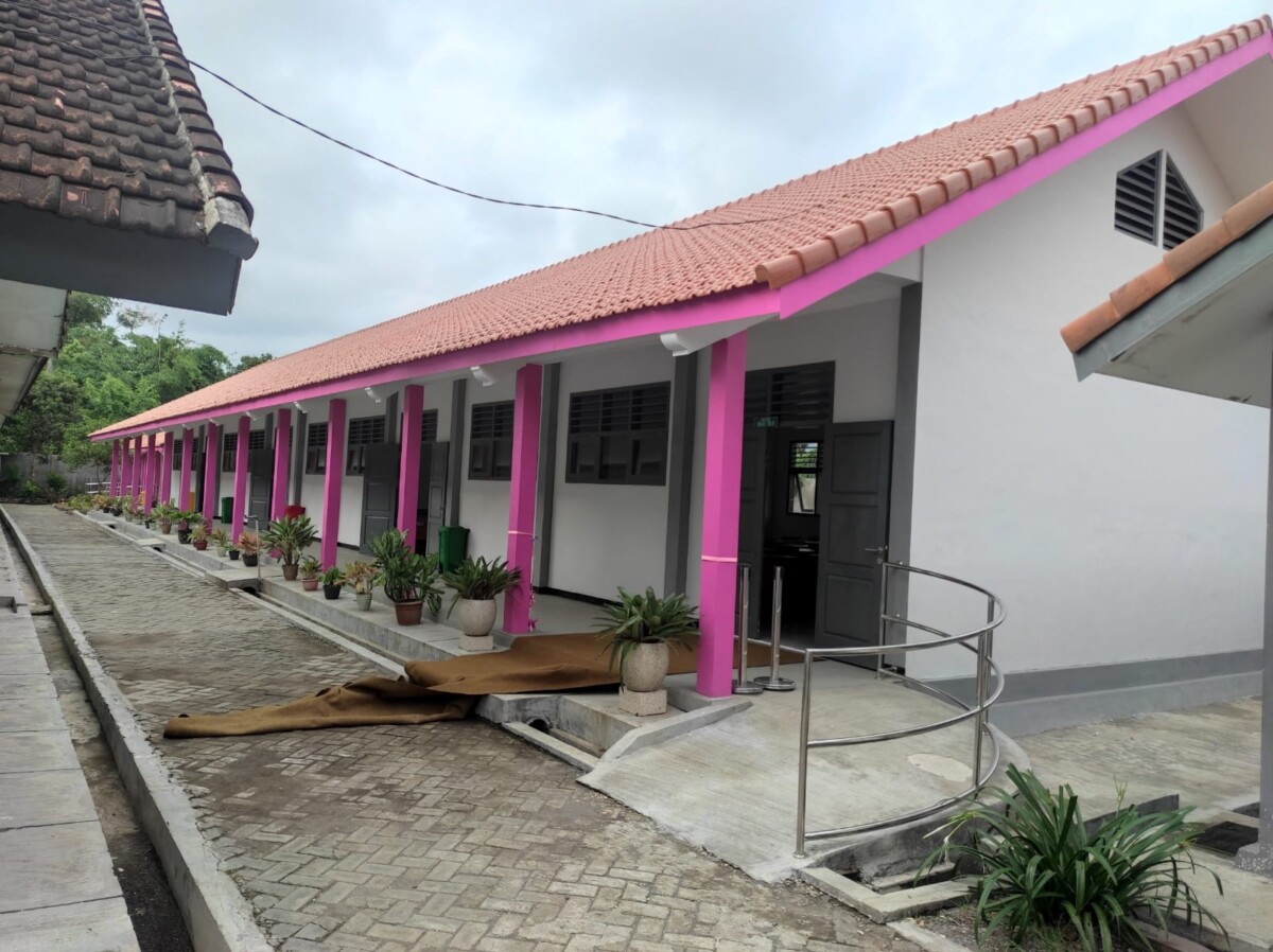 Salah satu pembangunan kelas baru pada program revitalisasi sekolah di SMPN 1 Balung (foto: Jurnalis.co.id/Sigit)
