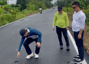 Wali Kota Pontianak Edi Rusdi Kamtono saat meninjau Jalan Kebangkitan Nasional Pontianak Utara.