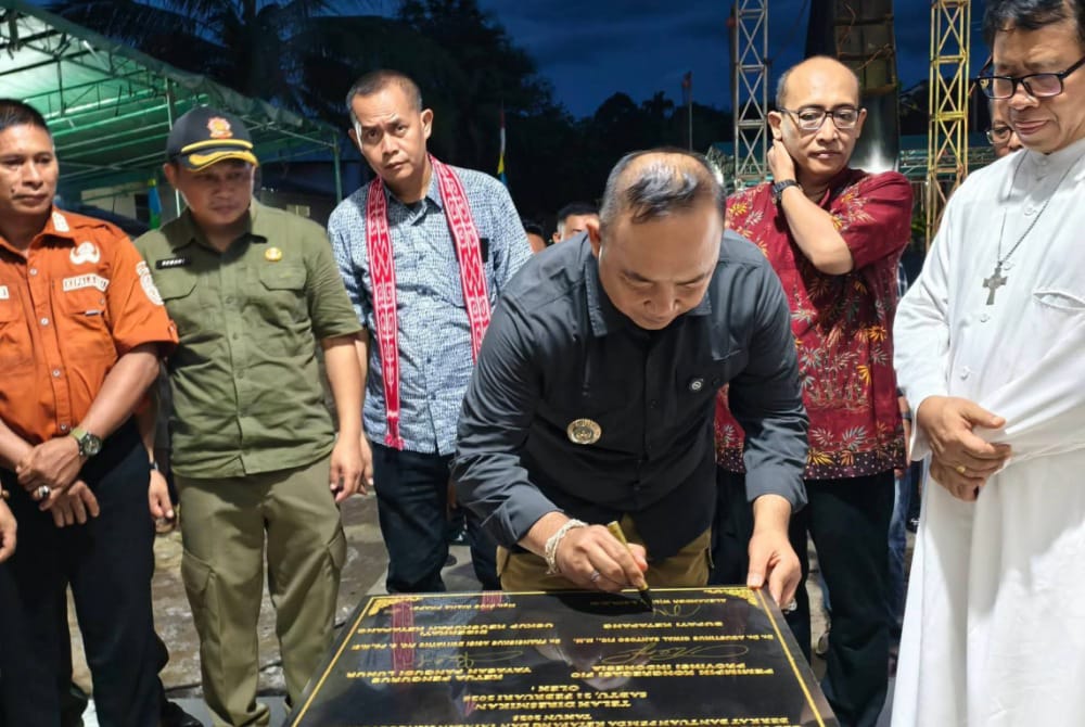 Bupati Ketapang, Alexander Wilyo menandatangani prasasti sebagai tanda peresmian Asrama Putra St. Sebastianus,Sabtu (21/2/2026). Foto: Prokopim Pemkab Ketapang.