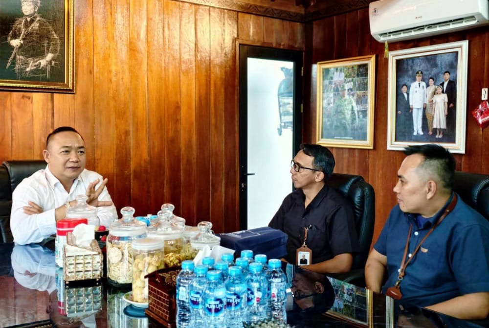 Bupati Ketapang Alexander Wilyo berdialog dalam audiensi bersama pimpinan Bank Kalbar dan Bank Kalbar Syariah, Jumat (20/2/2026). Foto: Prokopim.