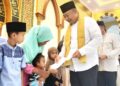 Bupati Alex memberikan santunan saat melakukan Safari Ramadan di Tumbang Titi. Foto: Prokopim.