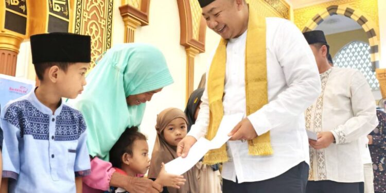 Bupati Alex memberikan santunan saat melakukan Safari Ramadan di Tumbang Titi. Foto: Prokopim.