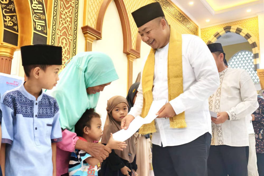 Bupati Alex memberikan santunan saat melakukan Safari Ramadan di Tumbang Titi. Foto: Prokopim.