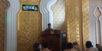 Sekretaris Daerah Kota Pontianak Amirullah menyampaikan tausiyah singkat usai Salat Zuhur berjemaah di Masjid Al Khalifah Kantor Wali Kota.