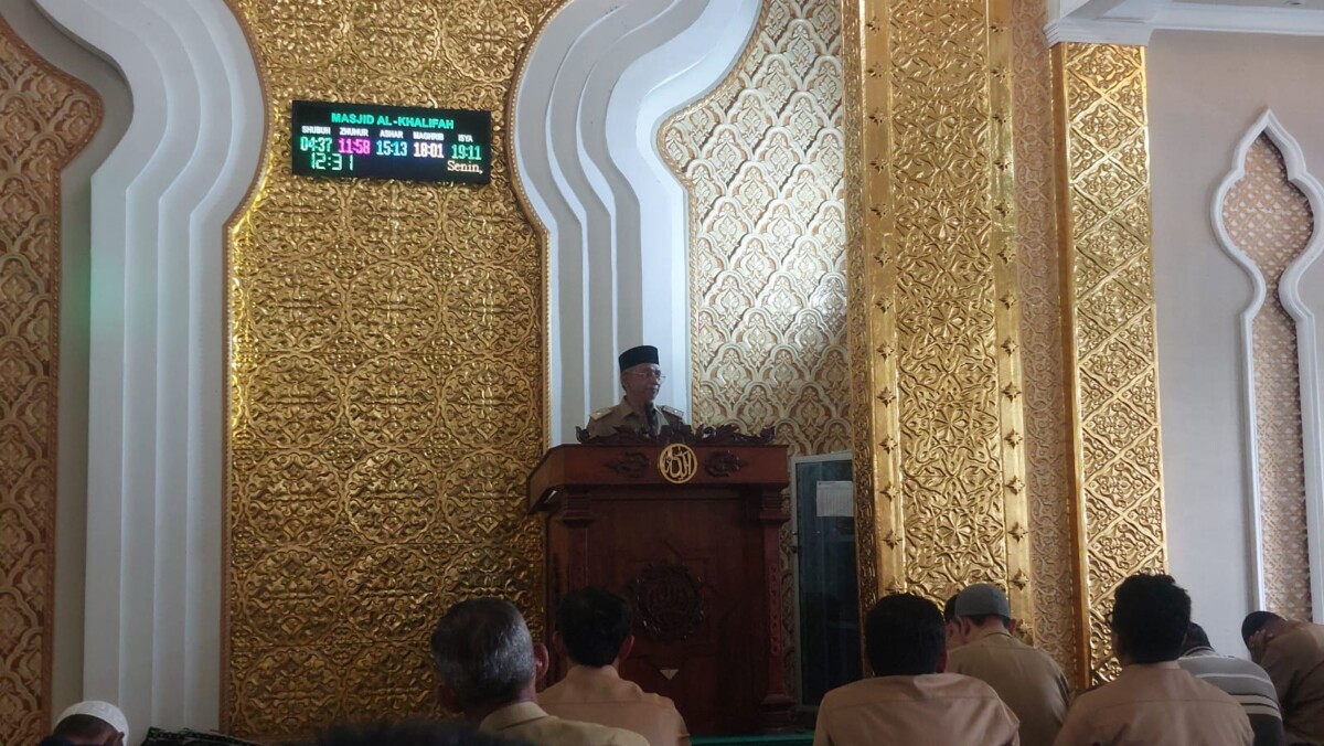 Sekretaris Daerah Kota Pontianak Amirullah menyampaikan tausiyah singkat usai Salat Zuhur berjemaah di Masjid Al Khalifah Kantor Wali Kota.