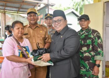 Wakil Bupati Kubu Raya Sukiryanto hadiri operasi pasar Sebanyak 560 paket sembako bersubsidi disalurkan kepada warga Desa Batu Ampar, Kecamatan Kubu, Senin (23/2/2026).