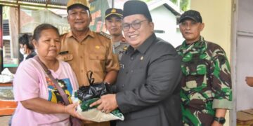 Wakil Bupati Kubu Raya Sukiryanto hadiri operasi pasar Sebanyak 560 paket sembako bersubsidi disalurkan kepada warga Desa Batu Ampar, Kecamatan Kubu, Senin (23/2/2026).