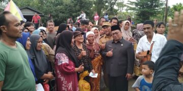 Sukiryanto saat meninjau operasi pasar elpiji di Desa Batu Ampar, Kecamatan Batu Ampar, Senin (23/2/2026).