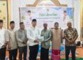 Bupati Alex memberikan bantuan berupa beras secara simbolis ke pengurus Masjid. Foto: Prokopim.