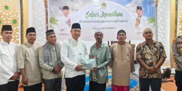 Bupati Alex memberikan bantuan berupa beras secara simbolis ke pengurus Masjid. Foto: Prokopim.