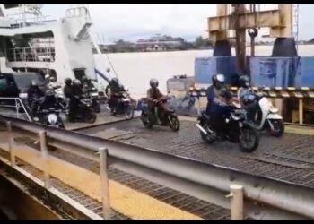 Feri penyeberangan mulai beroperasi kembali dengan pembatasan jenis kendaraan yang boleh menumpang KMP Jembatan Kapuas.
