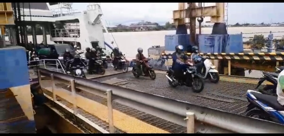 Feri penyeberangan mulai beroperasi kembali dengan pembatasan jenis kendaraan yang boleh menumpang KMP Jembatan Kapuas.